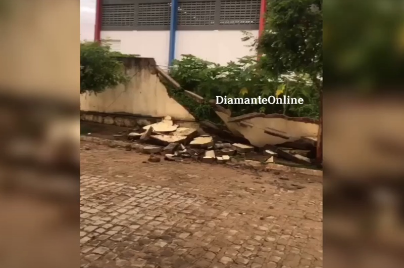 Chuva derruba muro de escola em Santana dos Garrotes Vídeo