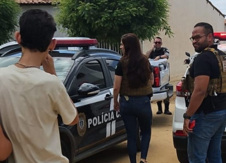 Polícia Civil prende homem armado que mantinha criança e dois jovens em