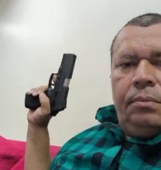 Vice-prefeito de Catende, Antônio do Egito, aparece em vídeo disparando arma de fogo contra parede de sua própria casa (reprodução/redes sociais)